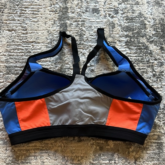 Victoria Sport Bra - Picture 4 of 4